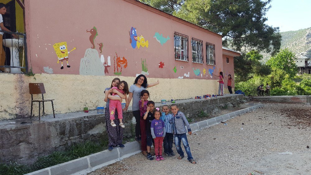 Üniversiteli Gençler, Köy Okuluna Hem Renk Verdi