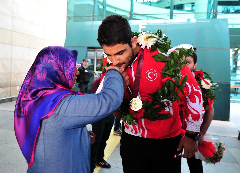 Şampiyon Güreşçi Taha Akgül, Türkiye’ye Döndü