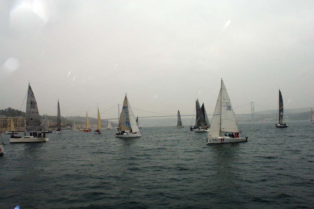 İstanbul Boğazı Yılın İlk Yarışına Sahne Oldu