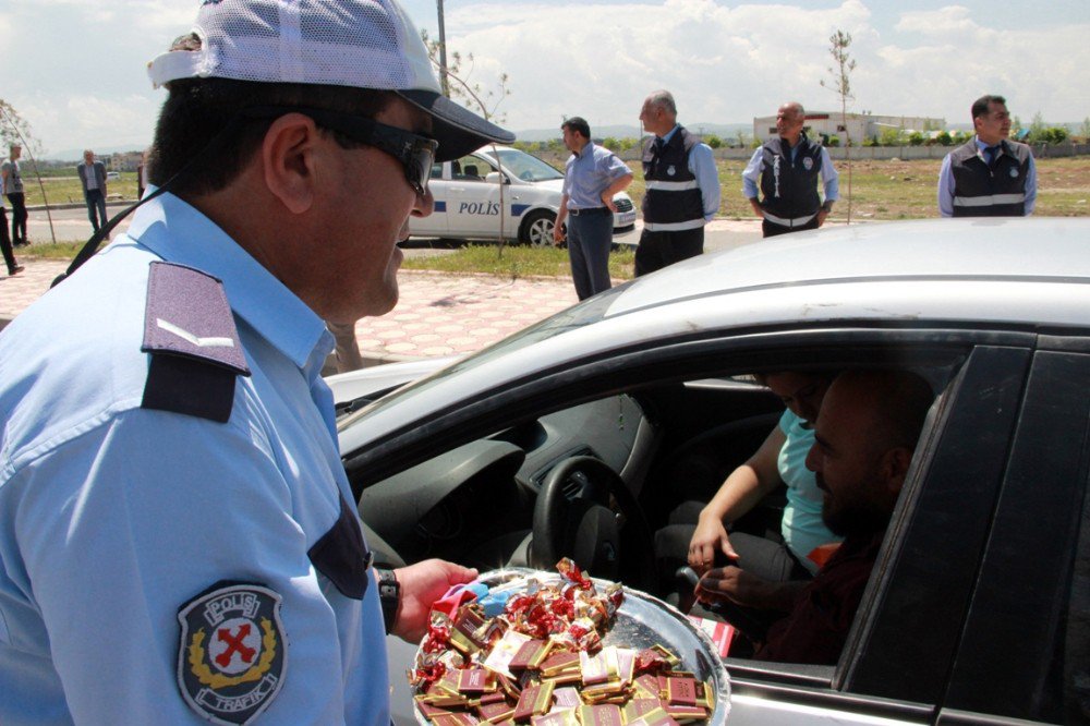 Polis Ve Jandarma Ekiplerinden Sürücülere Şeker İle Kolonya İkram Edildi