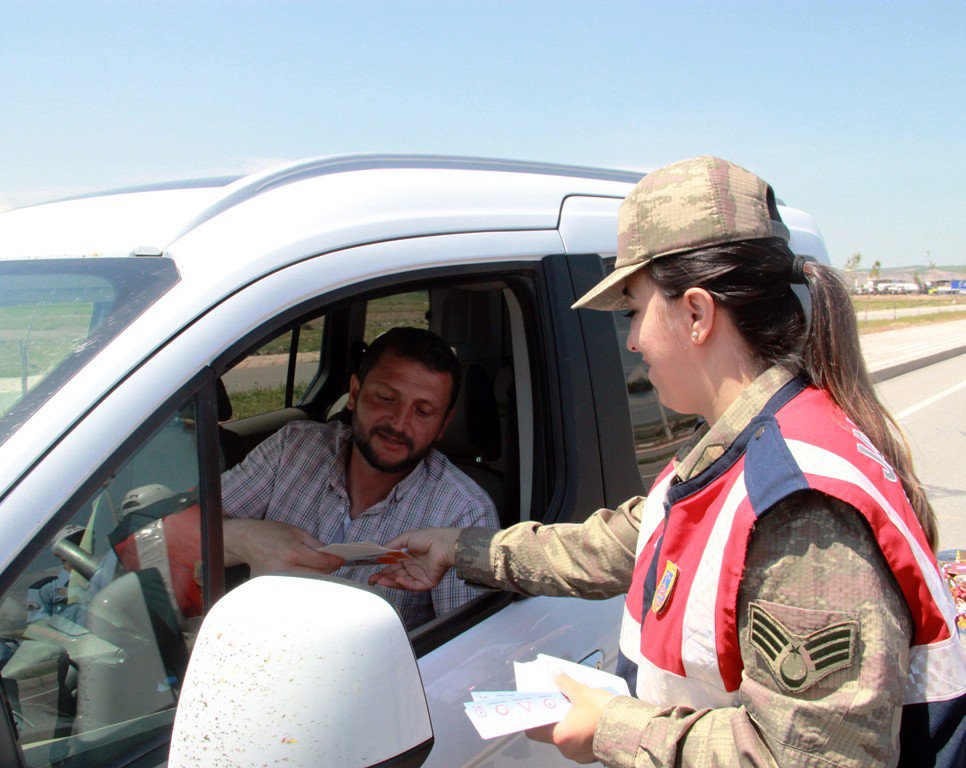 Polis Ve Jandarma Ekiplerinden Sürücülere Şeker İle Kolonya İkram Edildi