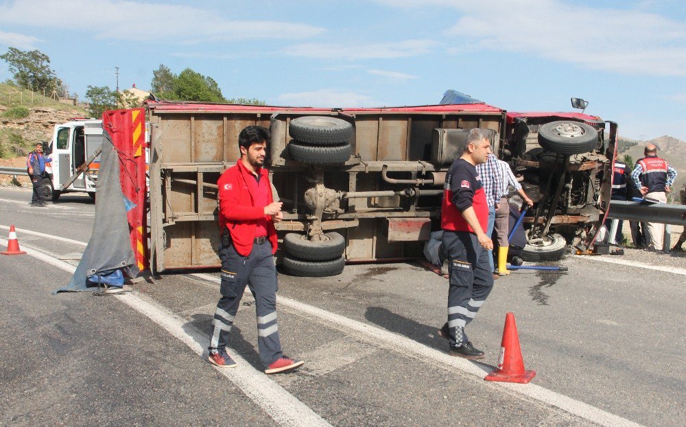 Freni Boşalan Kamyon Devrildi: 3 Yaralı