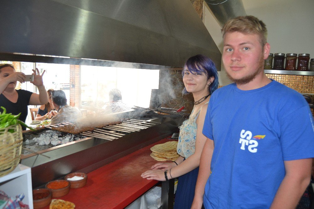 Slovakya Ve Slovenyalı Öğrenciler Kozan’da Adana Kebabı Pişirdi