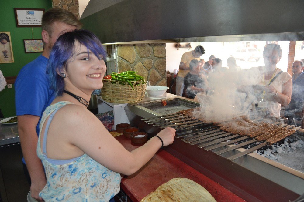 Slovakya Ve Slovenyalı Öğrenciler Kozan’da Adana Kebabı Pişirdi