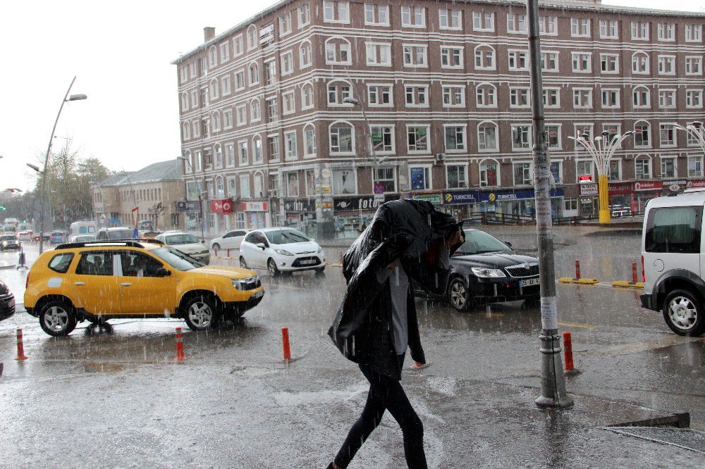 Erzurum’da Aniden Başlayan Dolu Hayatı Adeta Felç Etti