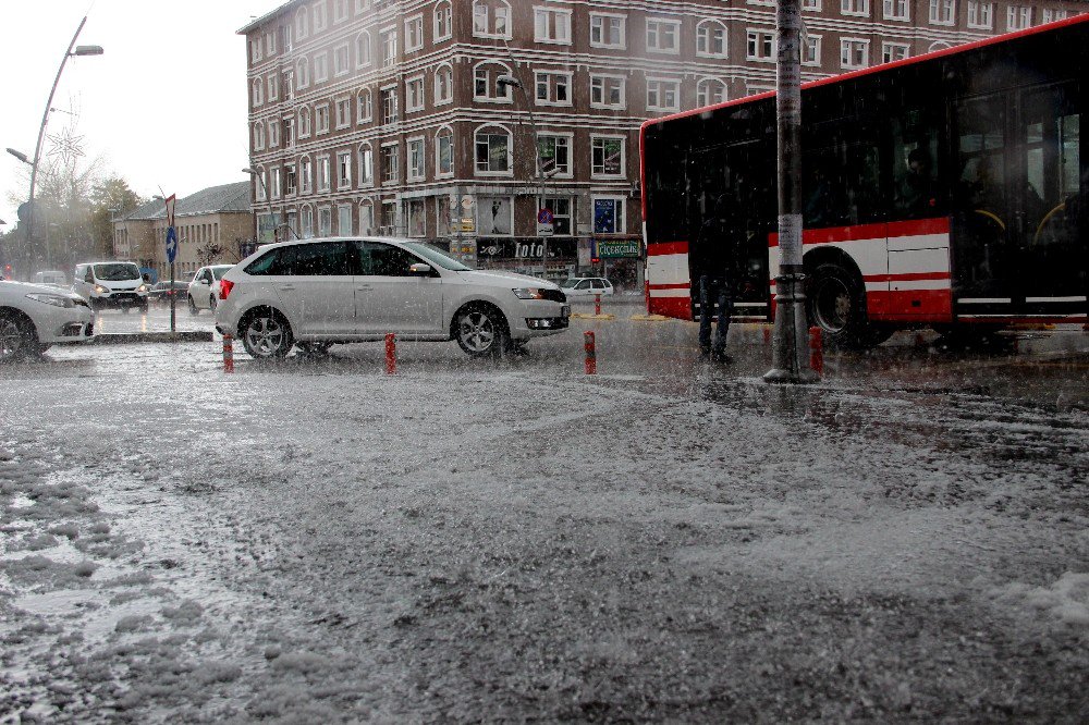 Erzurum’da Aniden Başlayan Dolu Hayatı Adeta Felç Etti