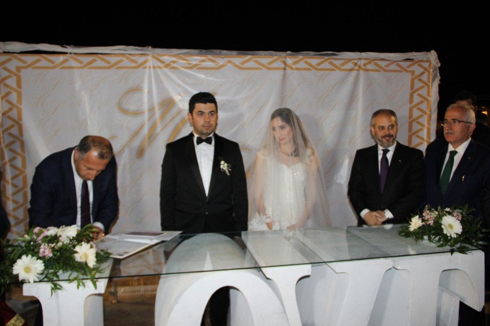 Bakan Kılıç Nikah Şahidi Oldu, Düğünde Halay Çekti