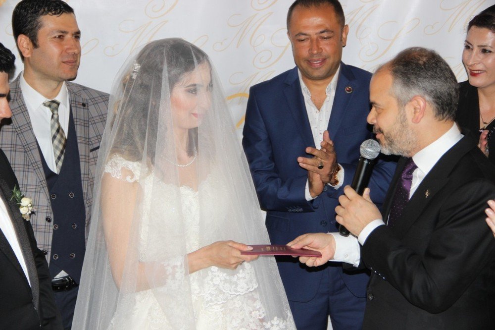 Bakan Kılıç Nikah Şahidi Oldu, Düğünde Halay Çekti