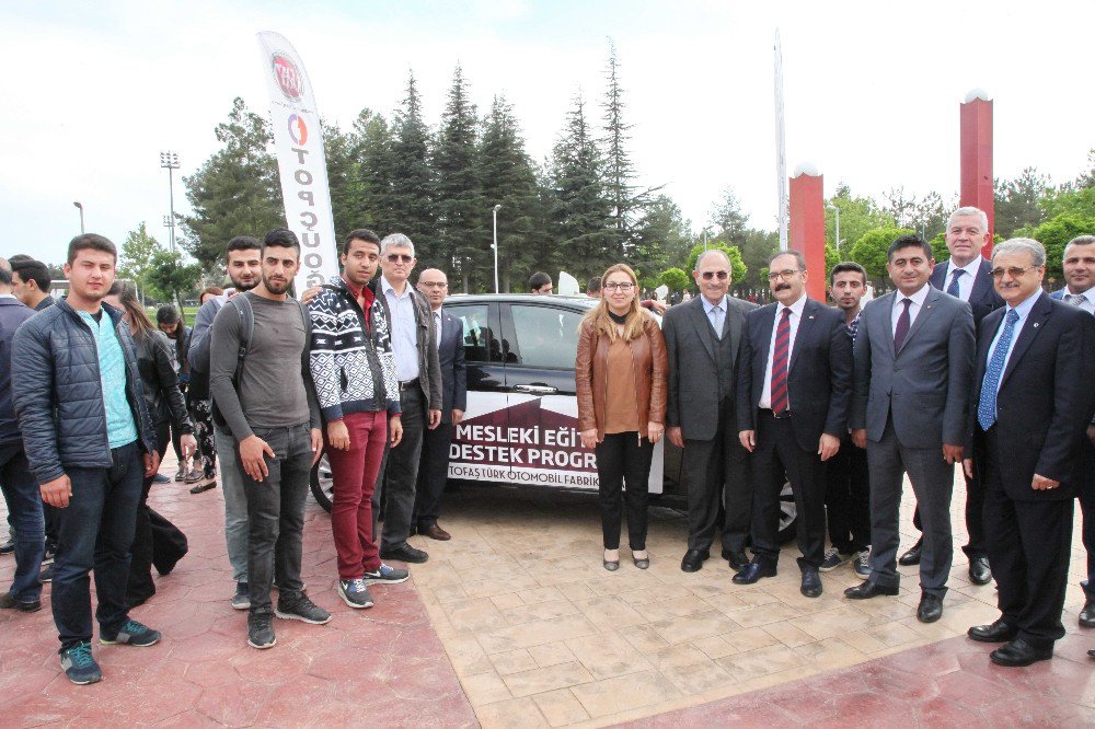 İşadamı M. Ali Topçuoğlu’ndan Gaün’lü Öğrencilere Araç Desteği