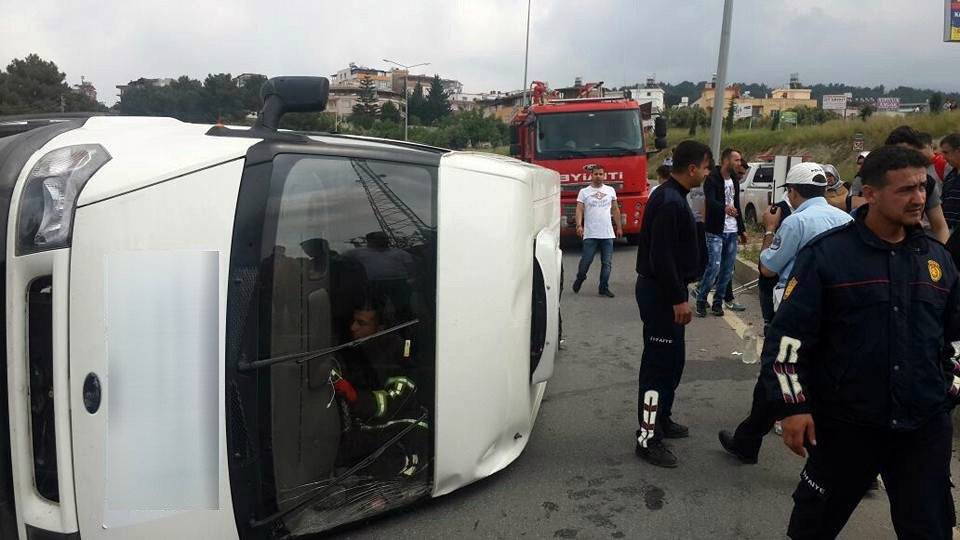 İskenderun’da Kontrolden Çıkan Araç Takla Attı: 5 Yaralı