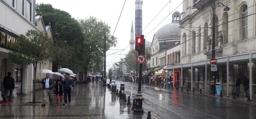 İstanbul’da Sağanak Yağış Etkili Oldu