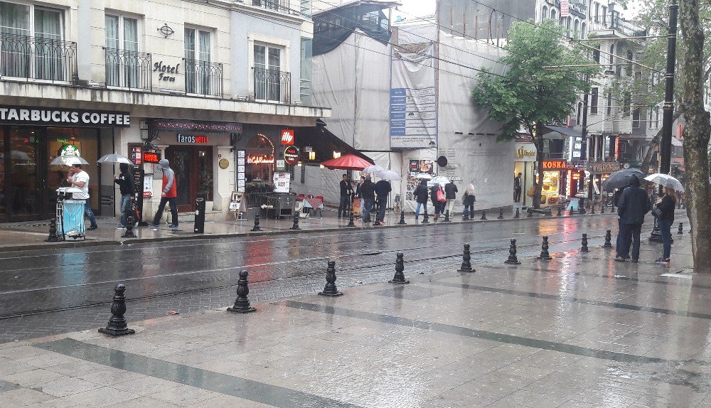 İstanbul’da Sağanak Yağış Etkili Oldu