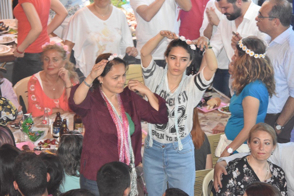 İzmir’de Karnaval Gibi Hıdırellez Kutlaması