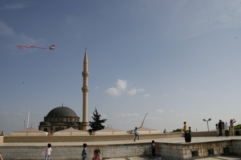 Yetim Çocuklar Uçurtma Şenliğinde Doyasıya Eğlendi