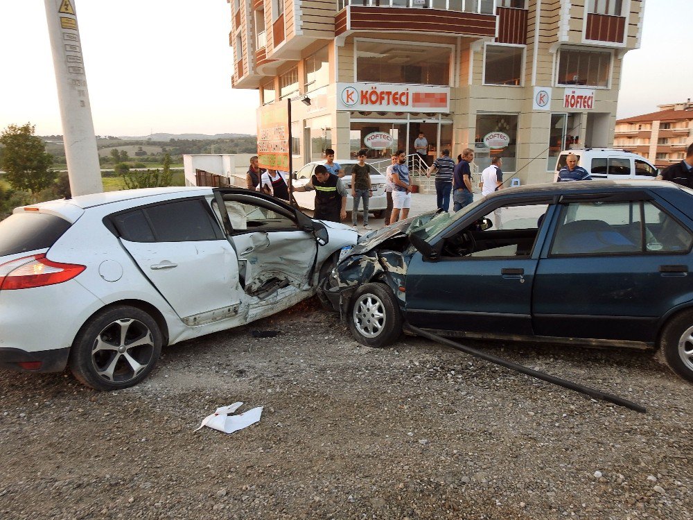 Soma’da İki Araç Çarpıştı: 3 Yaralı