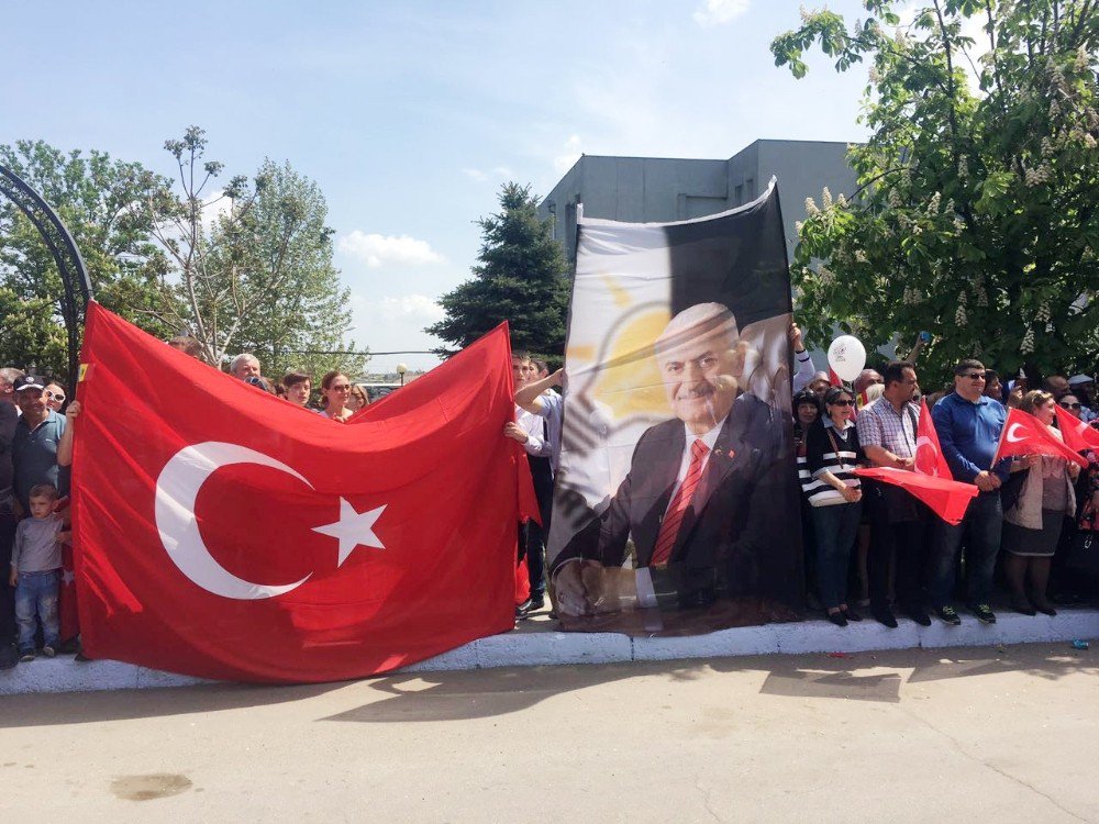 Başbakan Yıldırım, Gagavuz Halkı Tarafından Türk Bayrakları İle Karşılandı