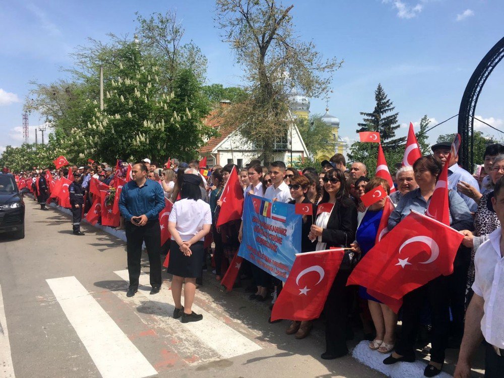 Başbakan Yıldırım, Gagavuz Halkı Tarafından Türk Bayrakları İle Karşılandı