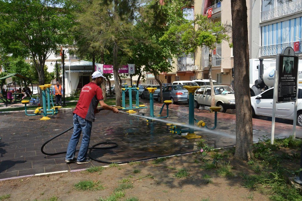 Şehzadeler’ De Tozlu Sokaklar Yıkanıyor