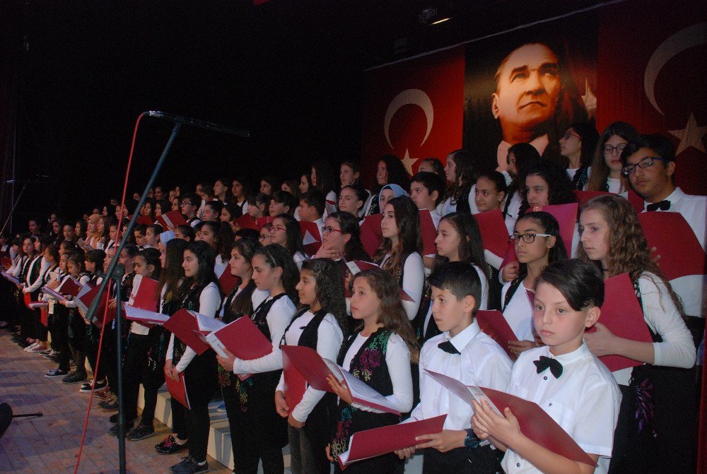 120 Kişilik Koro 8 Farklı Dilde Konser Verdi