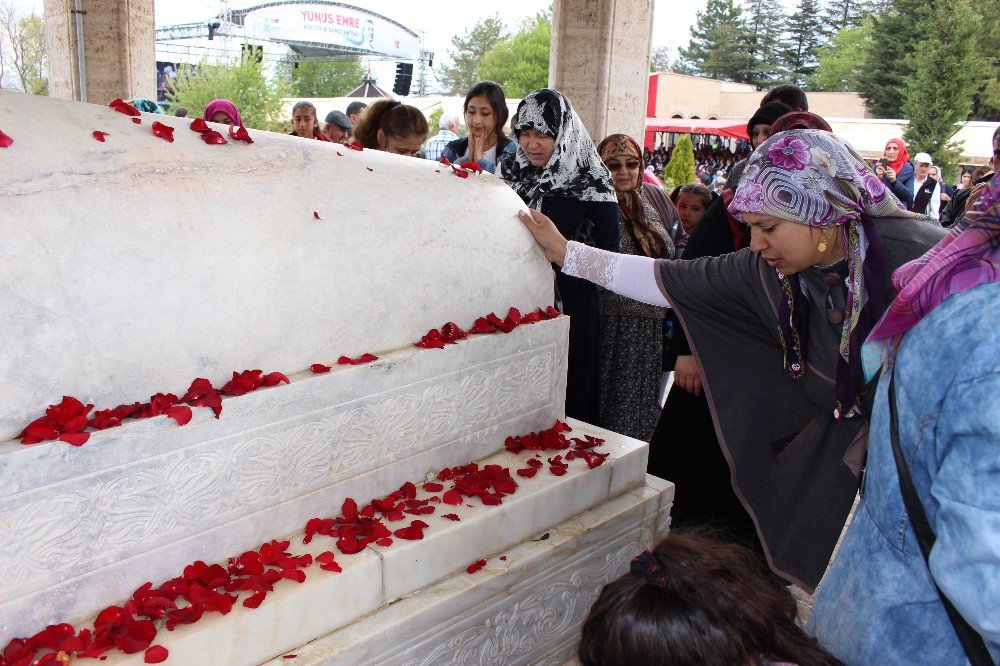 Yunus Emre Güllerle Süslenmiş Kabri Başında Yâd Edildi