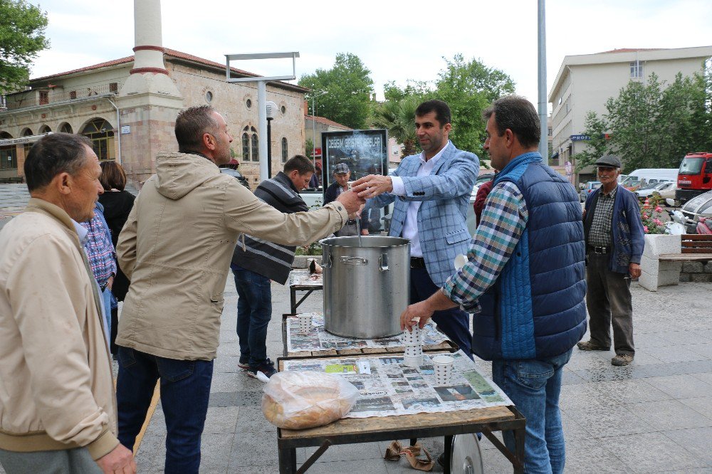 Vatandaşa Sıcak Süt İkramı