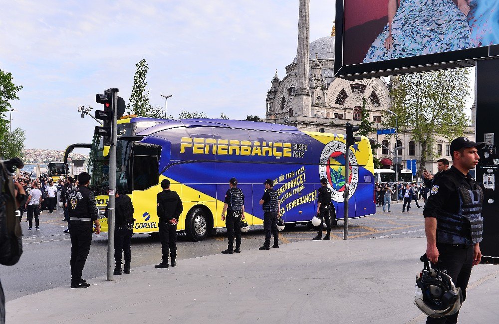 Beşiktaş Ve Fenerbahçe Kafilesi Stada Geldi