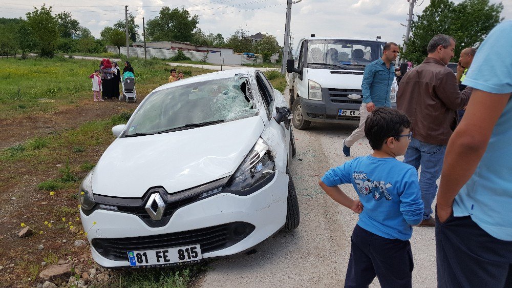 3 Aracın Karıştığı Kazada Bisiklet Sürücüsü Yaralandı