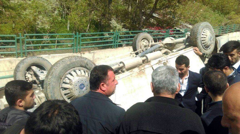 Hakkari’de Park Halindeki Araç Uçuruma Yuvarlandı