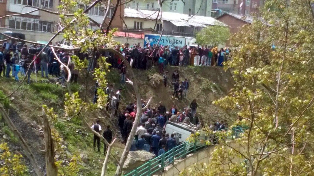 Hakkari’de Park Halindeki Araç Uçuruma Yuvarlandı