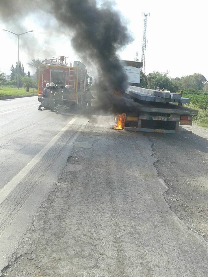 Seyir Halindeki Tırın Lastiği Yandı