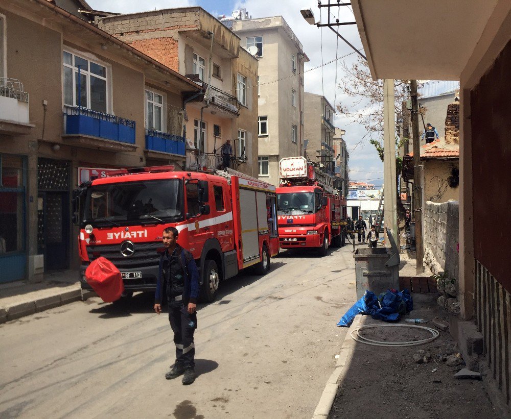 Karaman’da Afgan Ailenin Kaldığı Evin Çatısı Yandı