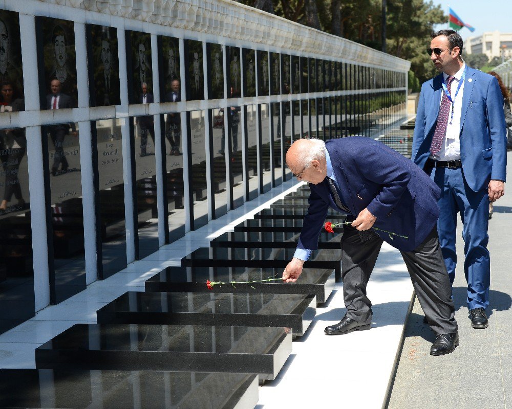 Bakan Nabi Avcı Bakü’de Şehitlikleri Ziyaret Etti