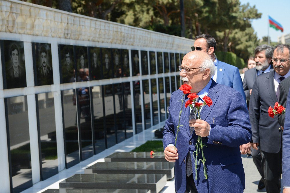 Bakan Nabi Avcı Bakü’de Şehitlikleri Ziyaret Etti