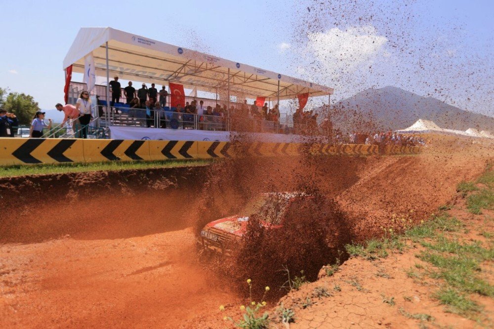 Merkez Efendi Mahalli Off-road Yarışlarında Şampiyonlar Kupalarını Aldı