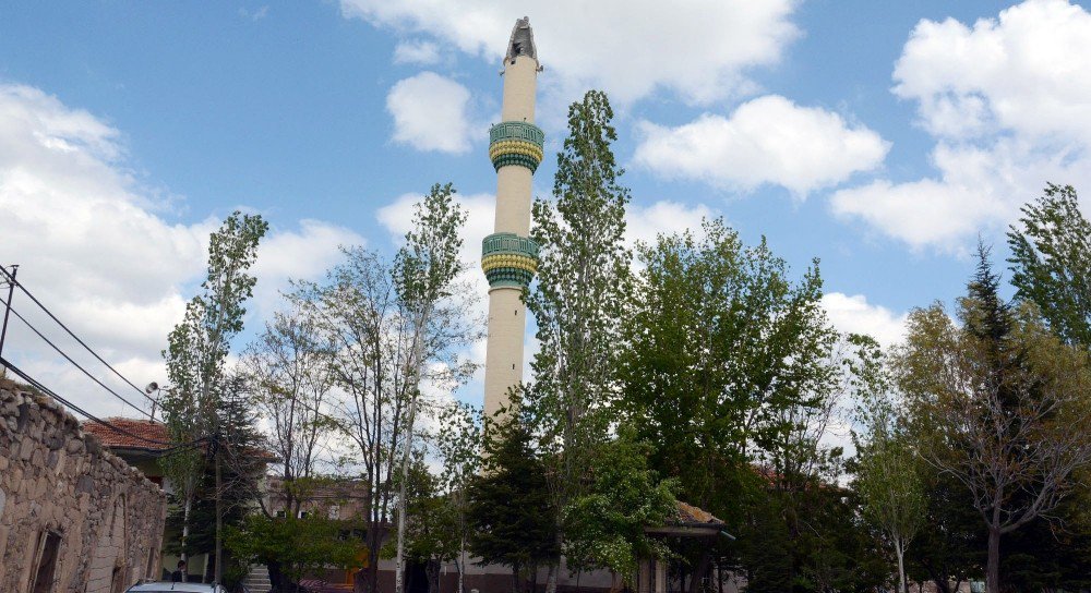 Aksaray’da Cami Minaresine Yıldırım Düştü