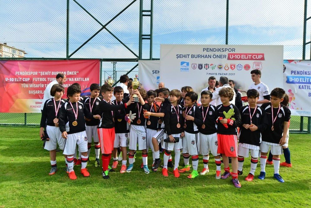 Pendik’te Miniklerden Nefes Kesen Futbol Turnuvası