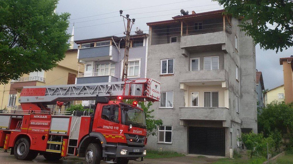 Niksar’da Yıldırım Düşen Evde Yangın Çıktı