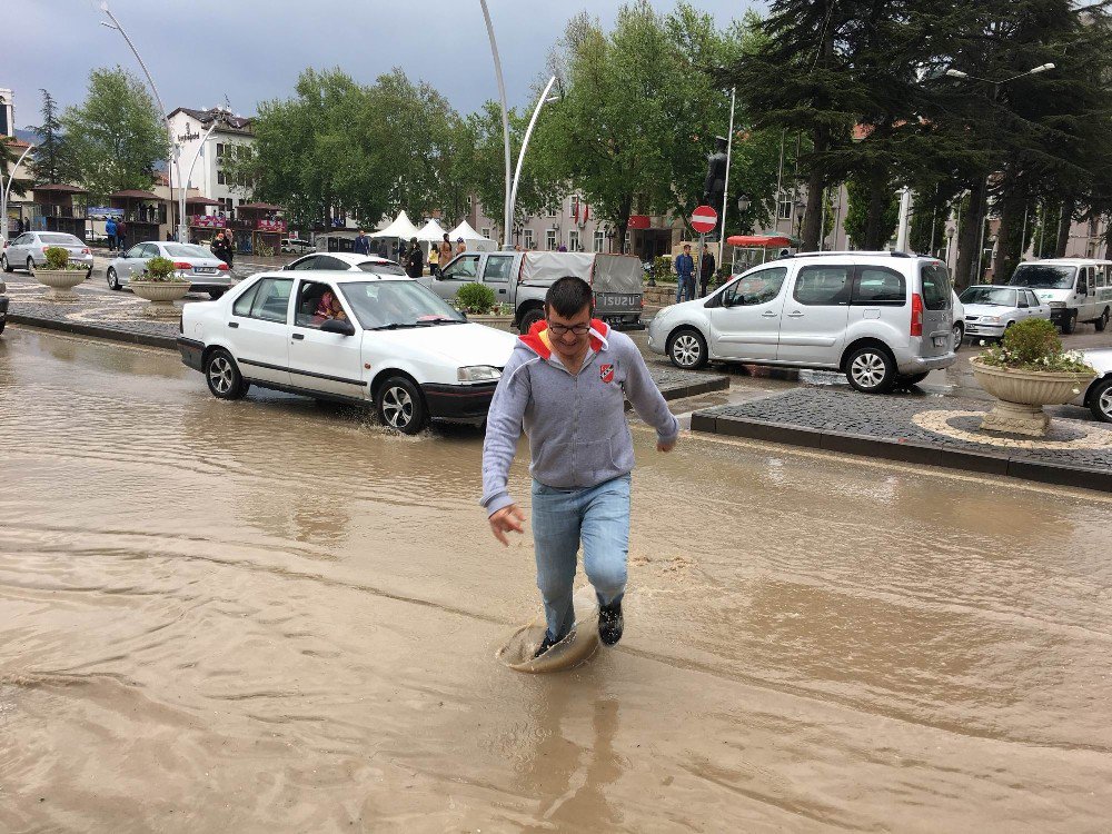 Tokat’ta Sağanak Yağış Caddeleri Göle Çevirdi