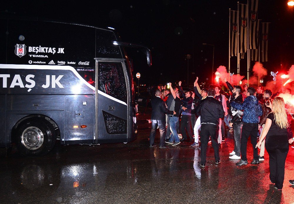 Beşiktaşlı Taraftarlar Takımı Karşıladı