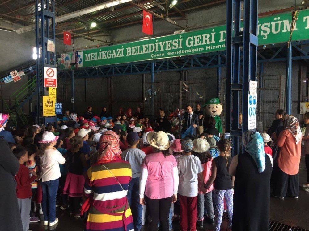 Öğrenciler Melikgazi Geri Dönüşüm Tesislerini Ziyaret Etti