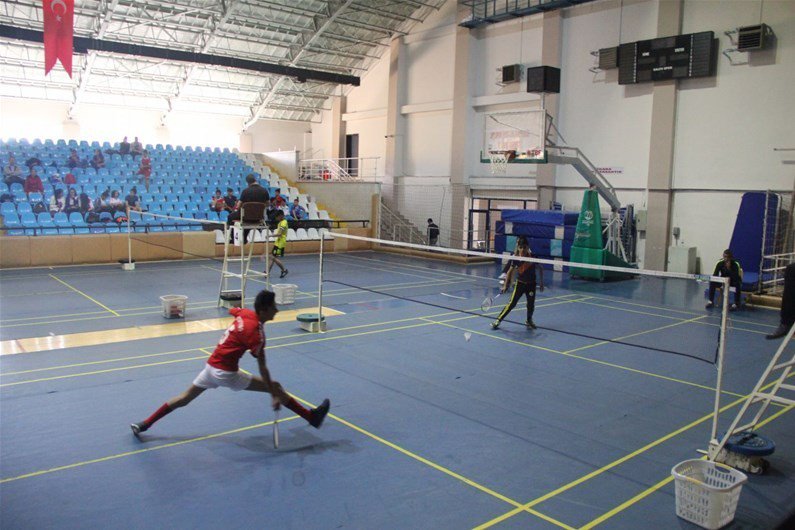 Yıldızlar Badminton Grup Müsabakaları Başladı