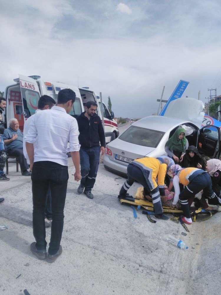 Otomobil Trafik Levhasına Çarptı; 1’i Çocuk 3 Yaralı