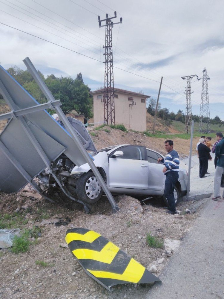 Otomobil Trafik Levhasına Çarptı; 1’i Çocuk 3 Yaralı