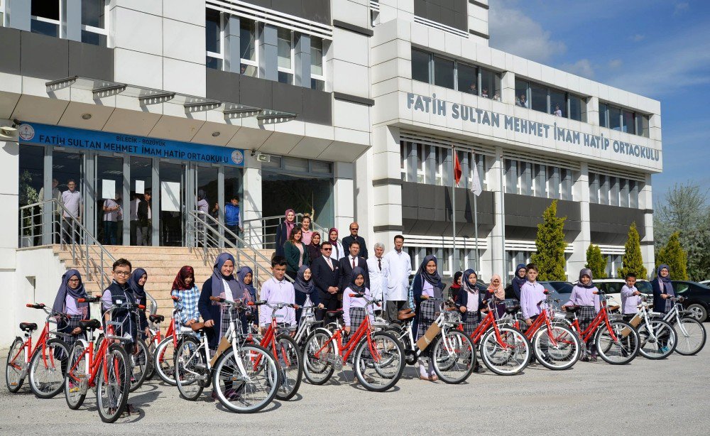 Hadis Ezberleme Yarışmasında Dereceye Giren Öğrencilere Bisiklet