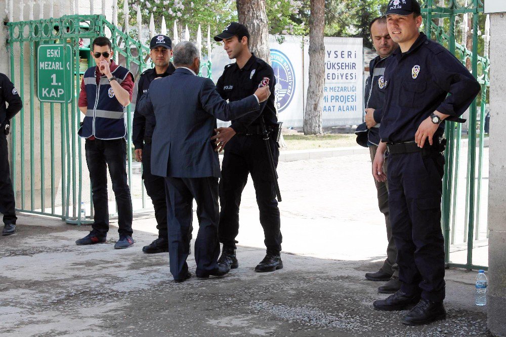 Abdullah Gül Babasının Mezarı Başında Helallik İstedi