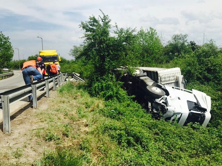 Yoldan Çıkan Tır Şarampole Yuvarlandı: 1 Yaralı