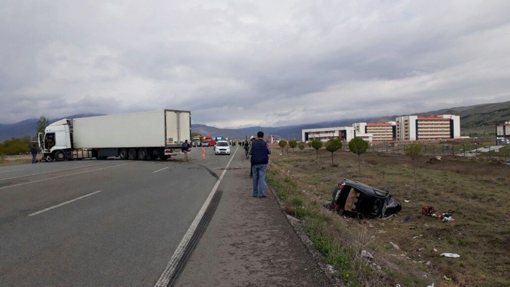 Erzincan Da Trafik Kazası; 2 Ölü, 3 Yaralı