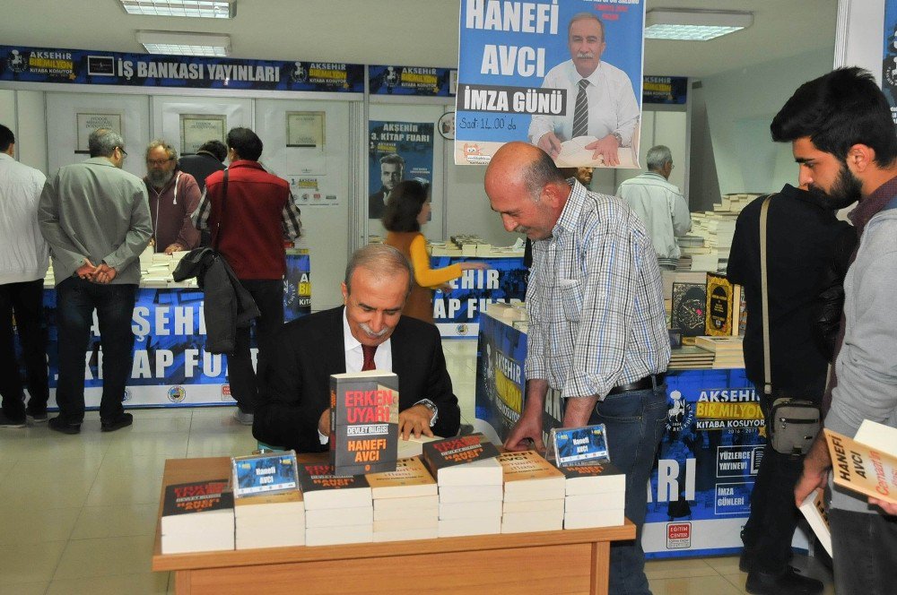 Yazarlar Akşehir Kitap Fuarı’nda Kitaplarını İmzaladı