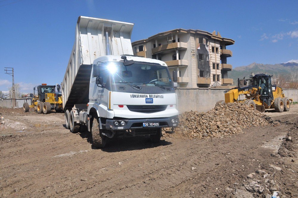 Yüksekova’da Yol Yapım Çalışması