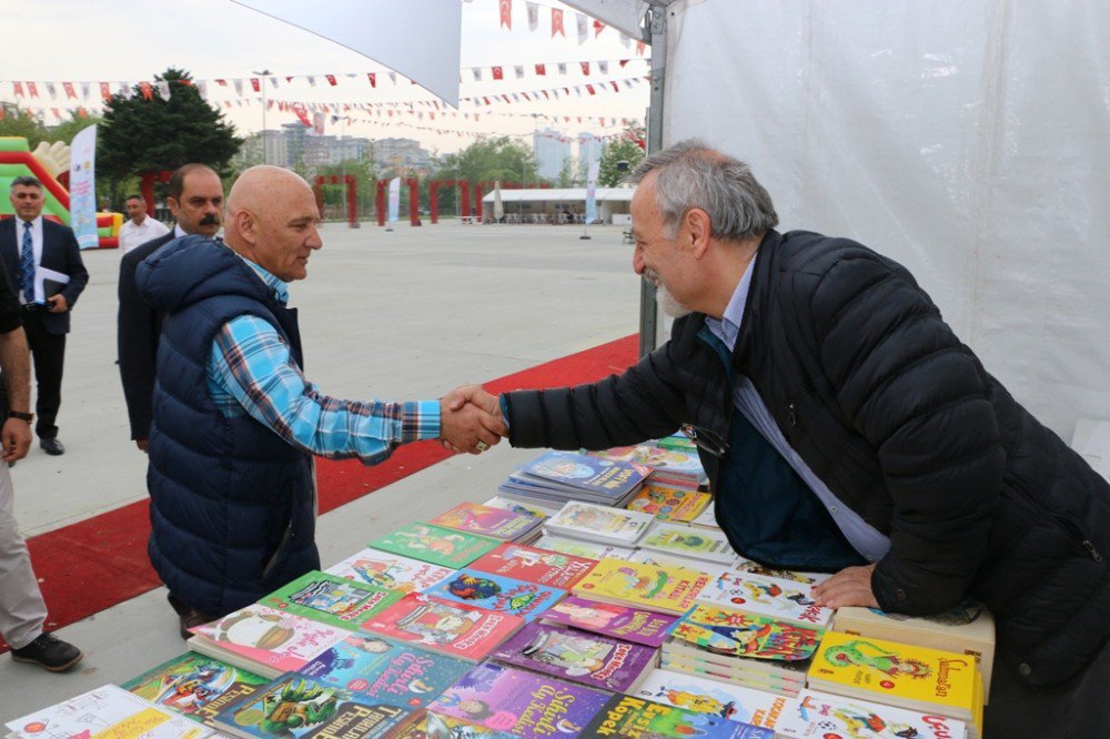 Başkan Altınok Öz, Çocuk Kitapları Fuarı’nda Miniklerle Buluştu